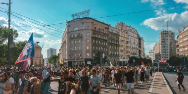 Belgrad, Sırbistan - 28 Haziran 2025: Sırbistan 'ın başkentteki Vidovdan bayramının arifesinde halk erken parlamento seçimleri istiyor.