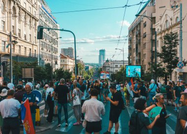 Belgrad, Sırbistan - 28 Haziran 2025: Sırbistan 'ın başkentteki Vidovdan bayramının arifesinde halk erken parlamento seçimleri istiyor.