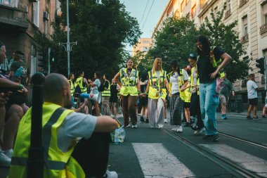 Belgrad, Sırbistan - 28 Haziran 2025: Sırbistan 'ın başkentteki Vidovdan bayramının arifesinde halk erken parlamento seçimleri istiyor.