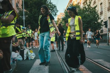 Belgrad, Sırbistan - 28 Haziran 2025: Sırbistan 'ın başkentteki Vidovdan bayramının arifesinde halk erken parlamento seçimleri istiyor.