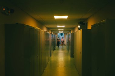 Belgrad, Sırbistan - 28 Haziran 2025: Müzik Fakültesi Koridorları, iki kız öğrenciyle gece sahnesi.