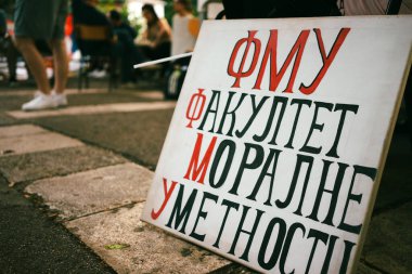 Belgrad, Sırbistan - 28 Haziran 2025: Sırbistan 'ın başkentteki Vidovdan bayramının arifesinde halk erken parlamento seçimleri istiyor.