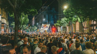 Belgrad, Sırbistan - 28 Haziran 2025: Sırbistan 'ın başkentteki Vidovdan bayramının arifesinde halk erken parlamento seçimleri istiyor.