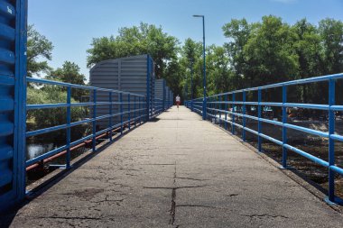 Eski köprüyü geçiyoruz, parkın yanındaki barajın bir parçası..