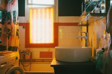 Eski antika banyonun ayrıntıları, kırmızı ışık..