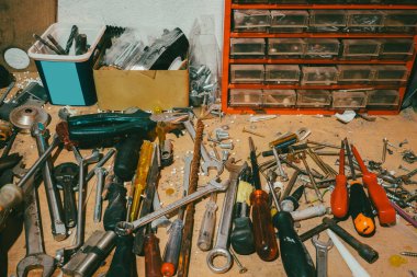 Bir ev garajında bir grup farklı alet..