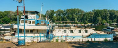 Sırbistan 'ın Belgrad kentindeki Sava Nehri üzerindeki yaşam tarzı, yaz dönemi.