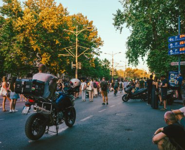 Belgrad, Sırbistan - 4 Temmuz 2025: Hukuk Fakültesi önünde caddenin abluka altına alınması, erken seçim çağrısı.