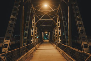 Eski yaya köprüsü, gece sahnesi..