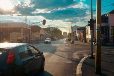 Cacak, Sırbistan - 12 Temmuz 2025: Yazın kentin sokakları, yüksek sıcaklık sokakta az sayıda geçenin geçişini etkiler.