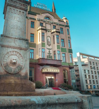 Belgrad, Sırbistan - 13 Temmuz 2025: Terazije 'deki Moskva Oteli önünde bir çeşmeli plato.