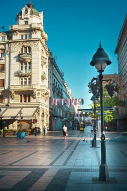 Belgrad, Sırbistan - 13 Temmuz 2025: Ülkenin en ünlü caddesi olan Knez Mihailova 'nın ayrıntıları, en çok turistler tarafından Pazar sabahı ziyaret edildi..
