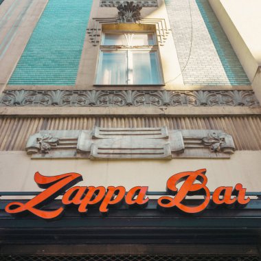 Belgrad, Sırbistan - 13 Temmuz 2025: Şehir merkezindeki Zappa Bar 'ın önünde, şehir yaşamının ünlü bir yeri.