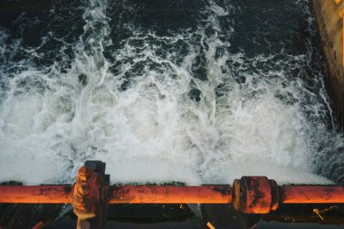 Barajdan suya bak, soyut bileşim.