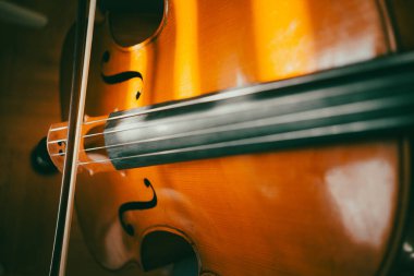 Çellist çalma alıştırması, yakın çekim görünümü.