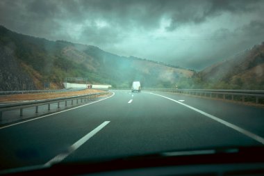 Sırbistan 'da otoyolda kötü hava, yaz mevsimi, dramatik sahneler.