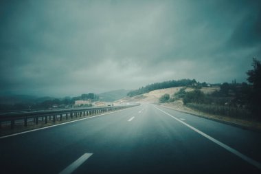 Sırbistan 'da otoyolda kötü hava, yaz mevsimi, dramatik sahneler.