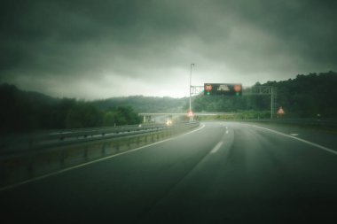 Sırbistan 'da otoyolda kötü hava, yaz mevsimi, dramatik sahneler.