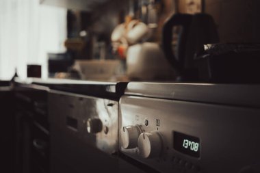 Ev mutfağı detayları, soba potansiyeli olan pencere sahnesi..