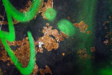 Siyah metal levha üzerine sprey boya, soyut bileşim.