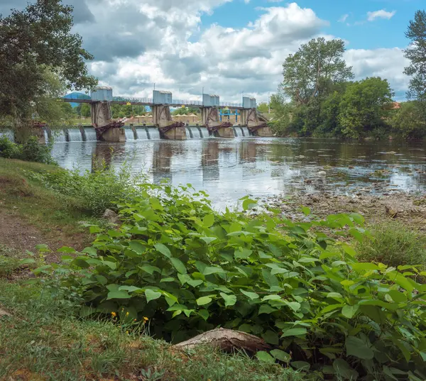Sırbistan 'ın Cacak kenti yakınlarındaki Zapadna Morava nehri üzerinde yaya geçidi bulunan eski barajın manzarası.