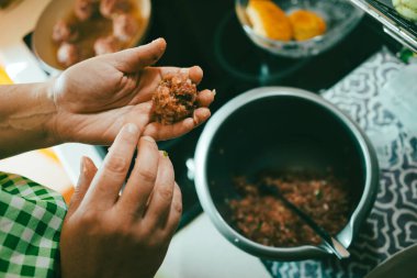 Ev yapımı kıymalı biftekler, mutfak tezgahının ayrıntıları....