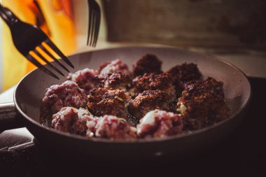 Ev yapımı kıymalı biftekler, mutfak tezgahının ayrıntıları....