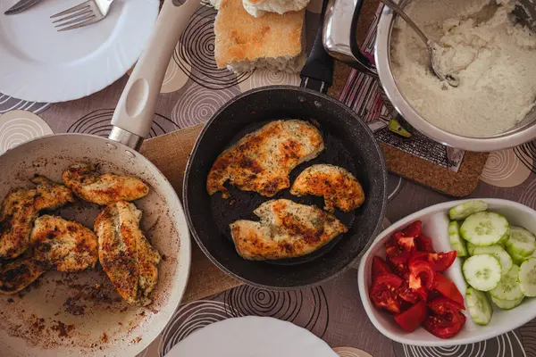 Tavuklar tavukta, evde hazırlandı, sebzelerle masaya kondu..