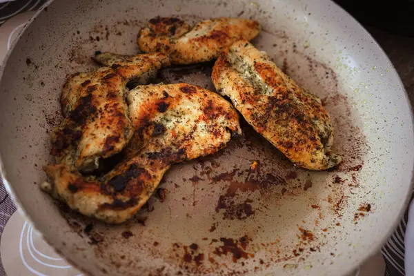 Tavuklar tavukta, evde hazırlandı, sebzelerle masaya kondu..