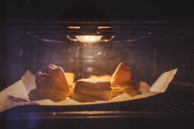 Mutfaktaki fırında yapılan börekler..