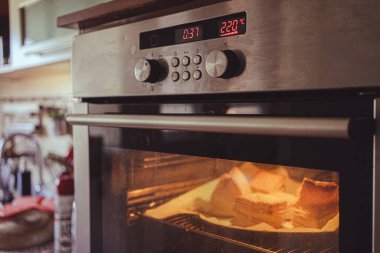 Mutfaktaki fırında yapılan börekler..