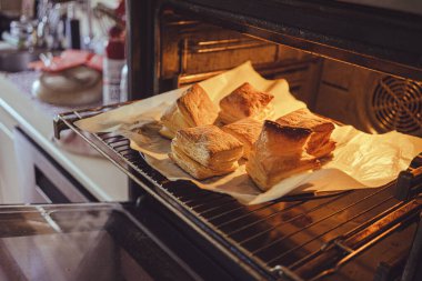 Mutfaktaki fırında yapılan börekler..