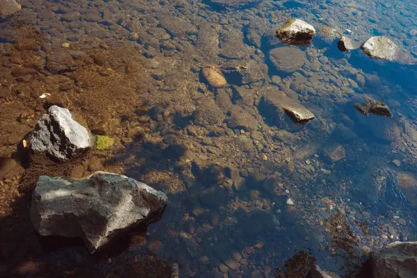 Şeffaf nehir suyu ve kayalar, soyut bileşim.