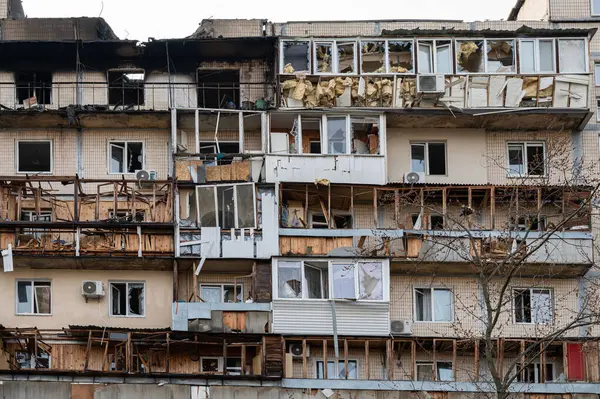 Kyiv, Ukrayna - 23 Mart 2025: Rus füze saldırısının ardından çok katlı bina ağır hasar gördü. Kırık camlar, yanmış duvarlar ve açıkta kalmış balkonlar..