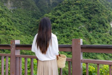 Kadın, Tayvan 'ın Taroko Parkı' nda Ching Shui Cliff 'i ziyaret ediyor. 