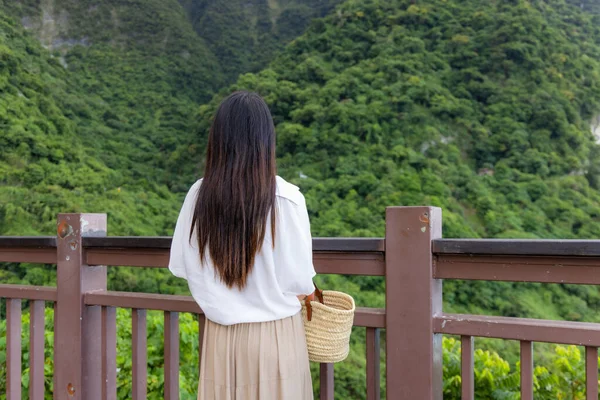 Жінка Відвідує Чиншуй Кліф Тароко Парку Тайвань — стокове фото