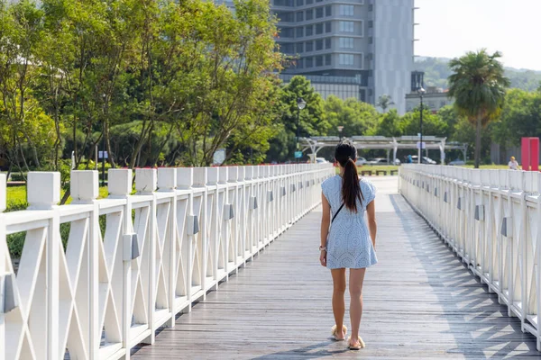 Žena Procházka Dřevěném Mostě Bali Tchaj Wanu — Stock fotografie