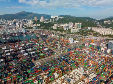 Hong Kong - 04 Aralık 2021: Hong Kong şehrindeki kargo terminalinin üst görüntüsü