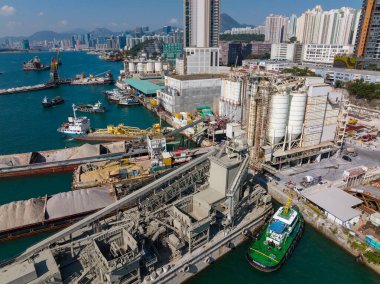 Yau Tong, Hong Kong - 12 Aralık 2021: Hong Kong 'daki Beton fabrikasının tepeden aşağı manzarası