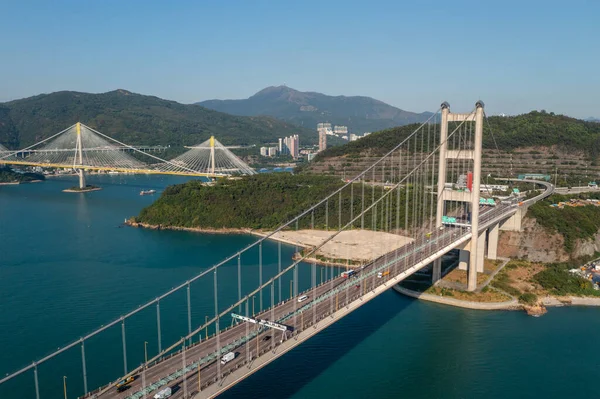 2021年11月12日 香港市のティン カウ橋とティンマ橋の上をドローンが飛ぶ — ストック写真