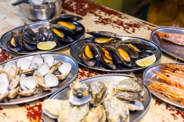 Tabakta taze ızgara deniz ürünleri.