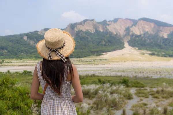 Ταξιδιωτική Γυναίκα Ματιά Στο Βουνό Huoyan Στο Taichung Της Ταϊβάν — Φωτογραφία Αρχείου