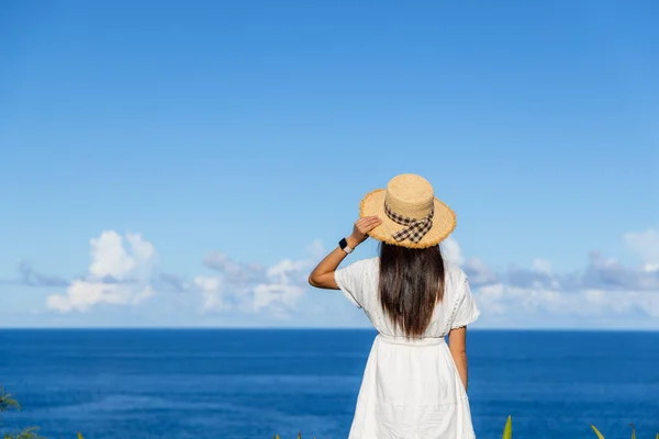 Mulher Turística Com Vestido Branco Olhar Para Mar Hora Verão — Fotografia de Stock