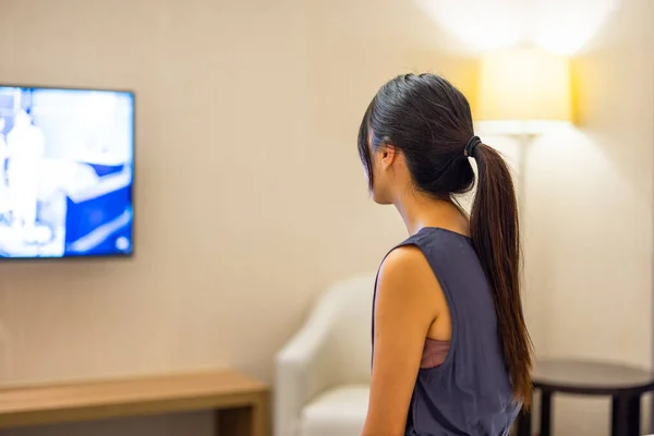 Жінка Дивиться Телевізор Вдома — стокове фото