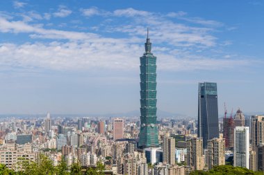 Taipei, Tayvan - 10 Nisan 2022: Taipei şehir merkezi ufuk çizgisi