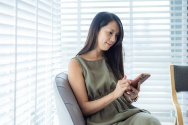 Ofiste kadın cep telefonu kullanımı