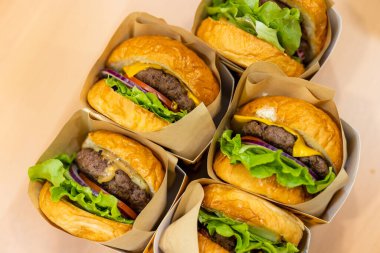 Hamburgerin üst görüntüsü.