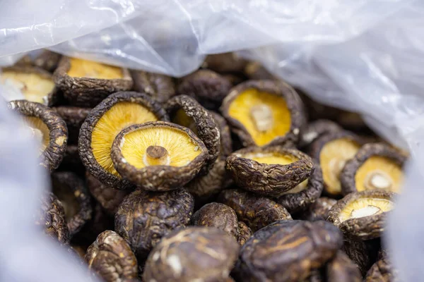 Piyasada satılık kurutulmuş shiitake mantarları.