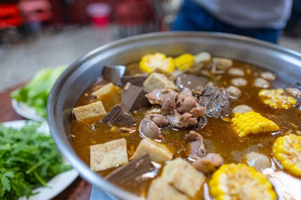 Тайваньская Кухня Рыжий Утиный Суп — стоковое фото