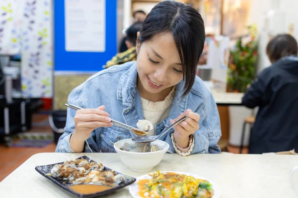 Mujer Viajera Disfruta Cocina Taiwanesa Con Almejas Ostras Restaurante —  Fotos de Stock